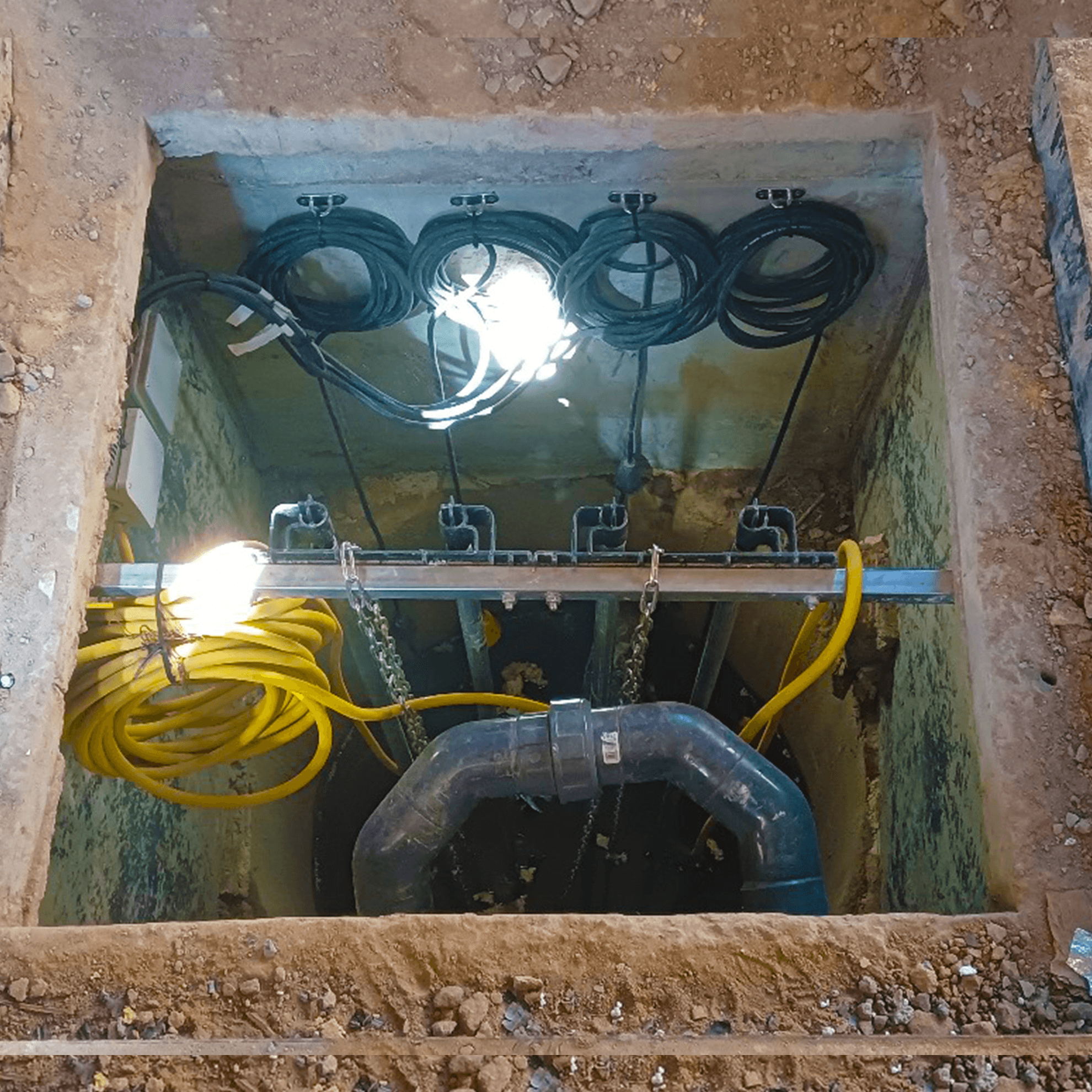 Vue de l'installation souterraine de la station d'epuration, avec les equipements proteges et integres.