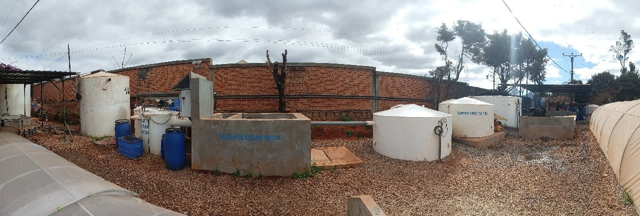 Vue generale de l'installation comprenant les bassins de decantation, cuves de stockage, bassins de coagulation/floculation et systemes de pompage, pour le traitement des eaux usees industrielles de raphia.