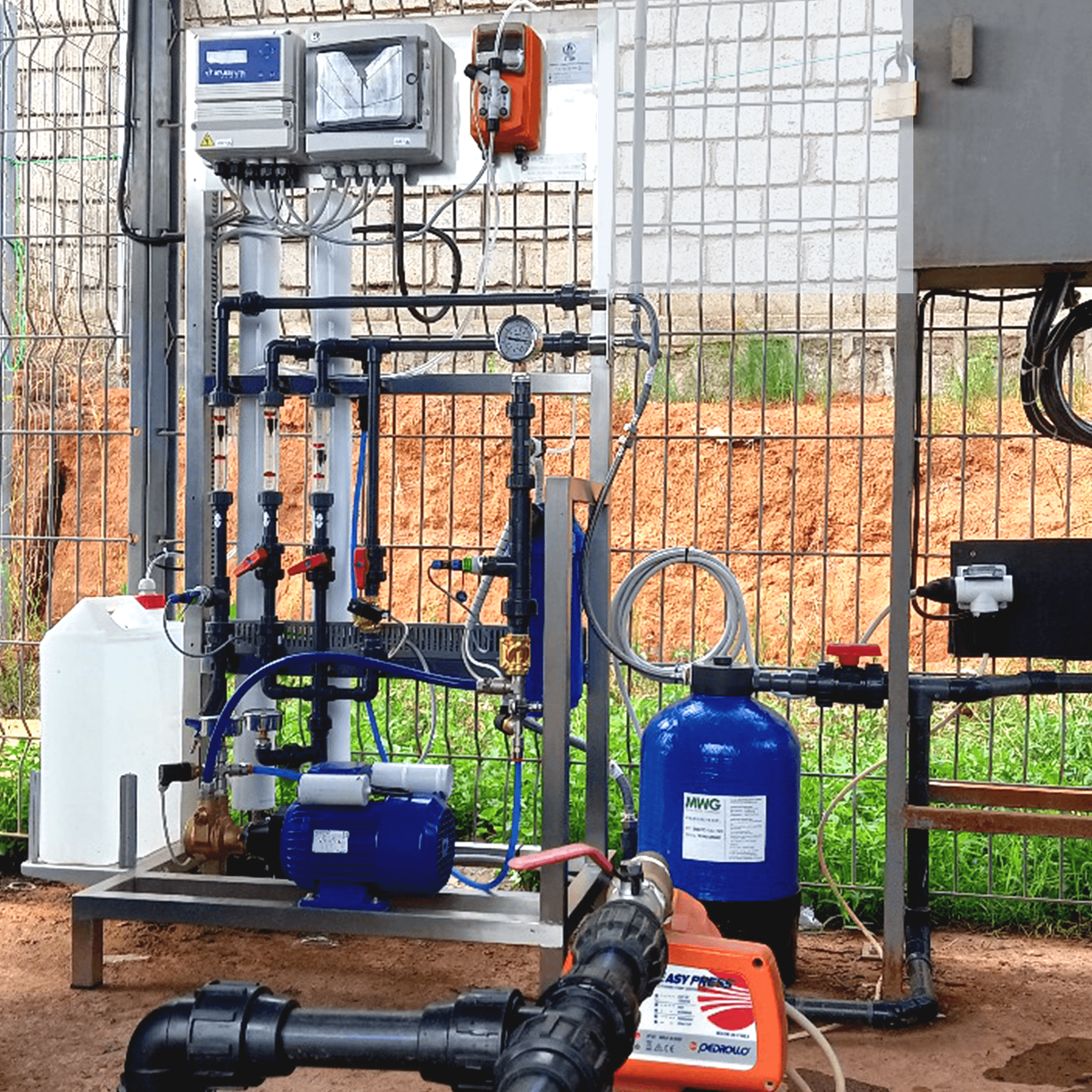 Systeme de potabilisation d'eau par osmose inverse avec tableau de commande, pompe electrique et cuve pressurisee installe dans un chenil a Andakana.